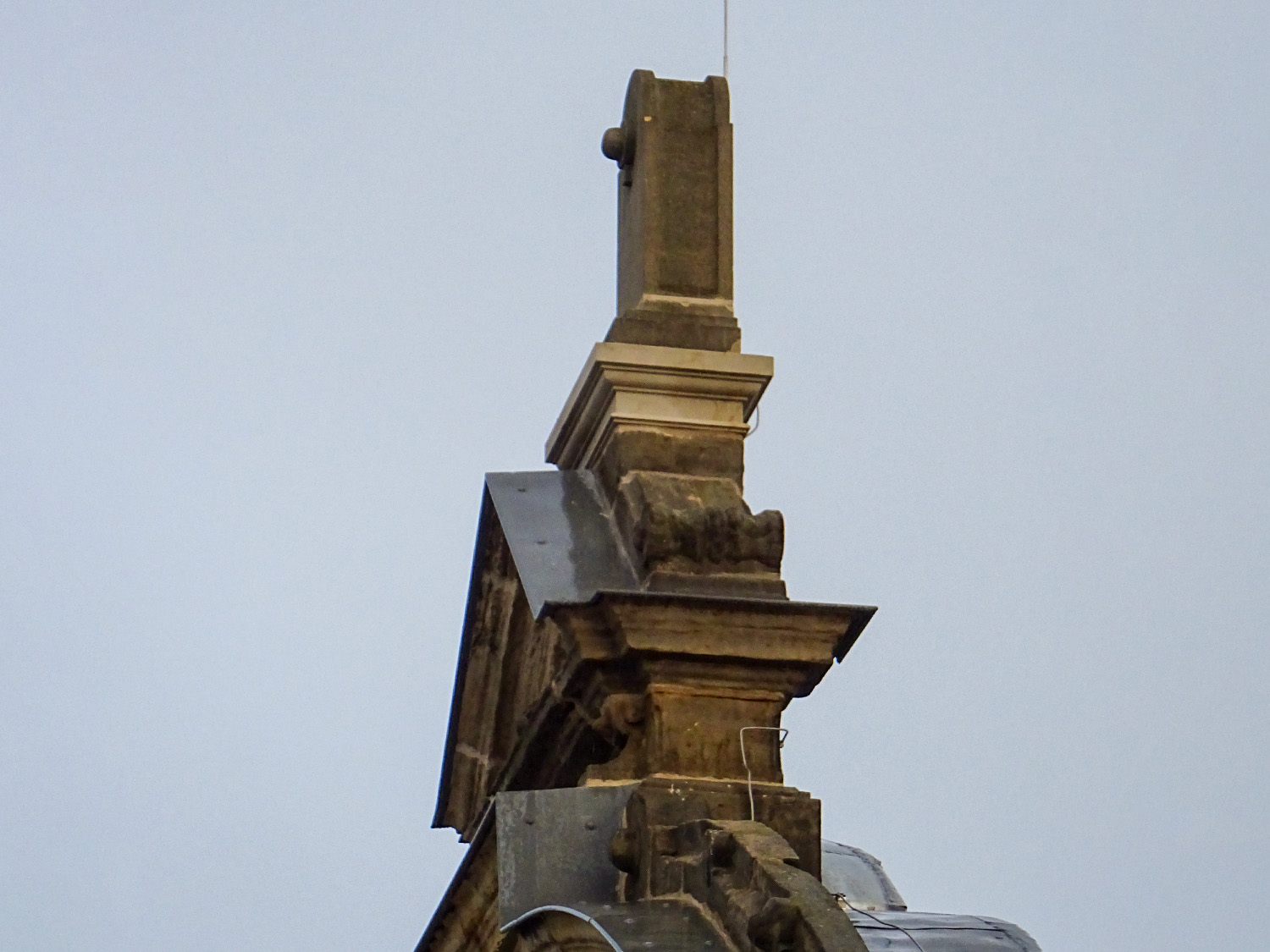 Stele Schmuckportal nach Neuverankerung