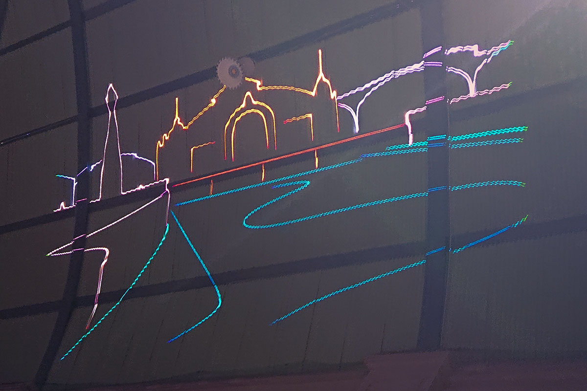 Die Umrisse des Bahnhofs werden von Lasern an die Innenkuppel projiziert.